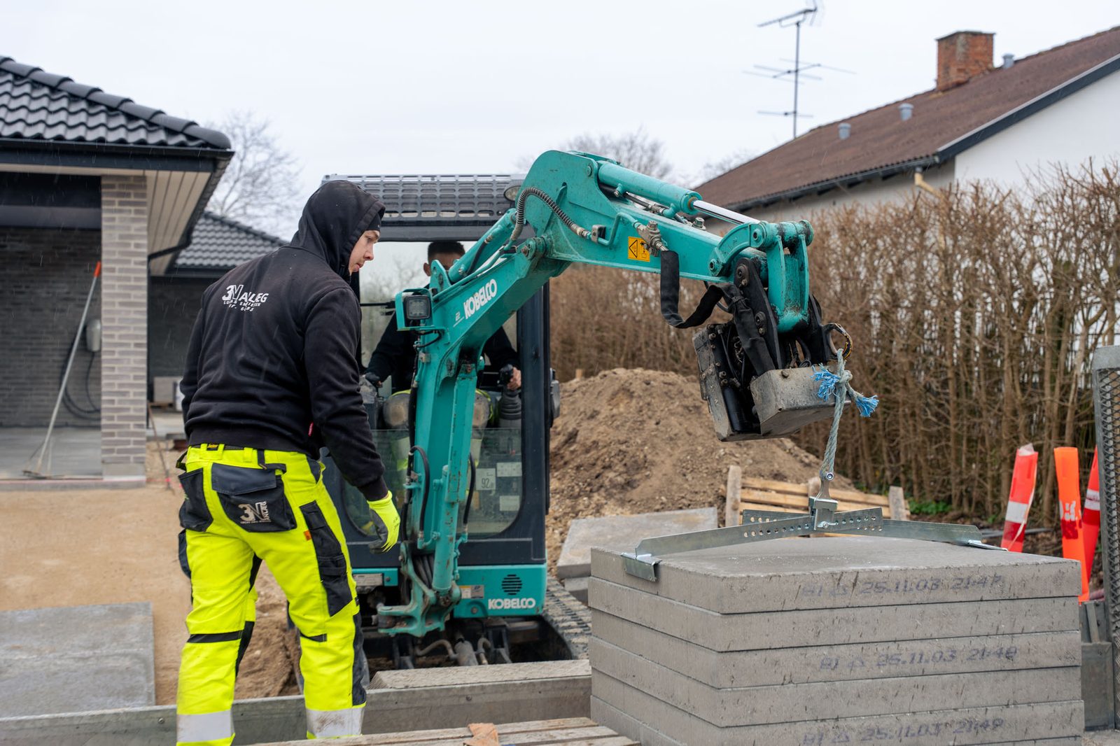 Maskinel håndtering af belægningselementer til indkørsel