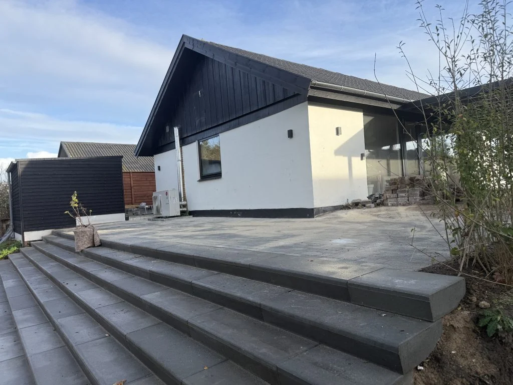 Gårdhaver og fliser i Svinninge